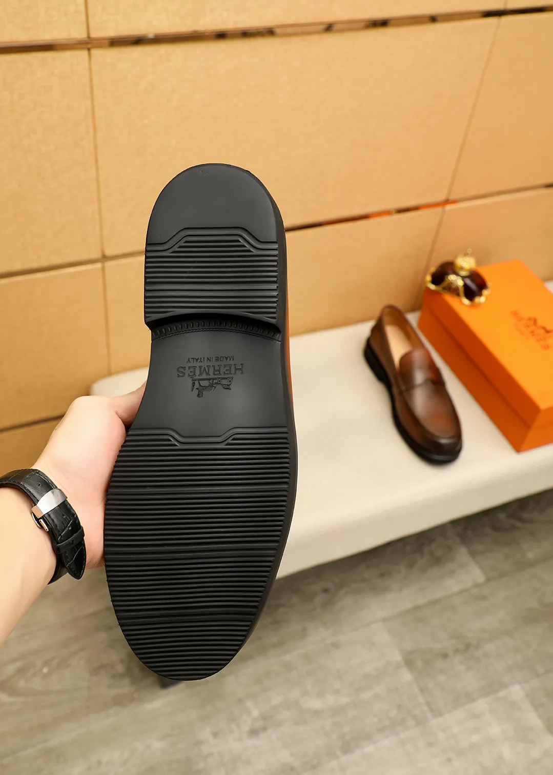 Men's shoes 💰460 💐 Product trademark: HERMES "Hermès" casual leather shoes Regular size: 38-44 (45.46🉑️customized) Product materials: Selected imported first-layer calfskin upper + luxury hardware buckle, imported water-dyed 🐂 cowhide lining. Strong three-dimensional visual effect, foam outsole Color: 4⃣️colors available
